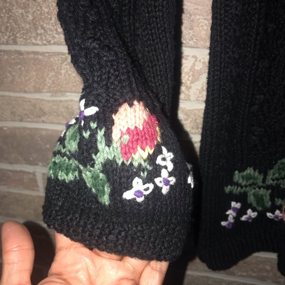 Portraits By Northen Isles Sweater Size medium - Picture 5 of 8